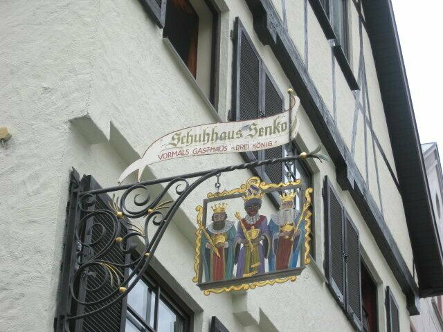 ein imposantes Firmenschild