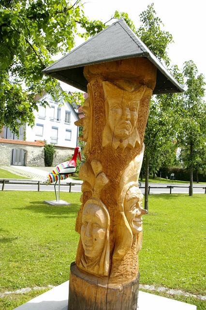 Holzfigur Fasnet, oben S´Federle