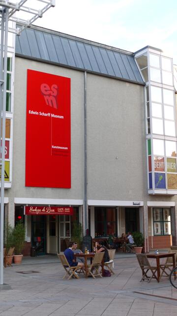 Links neben dem Eingang zum Kindermuseum und zum Edwin-Scharff-Museum tuit sich demnächst was: Das früher Café Häberle (heutiges "Konzertsaal") zieht vrorübergehend (?) ein.