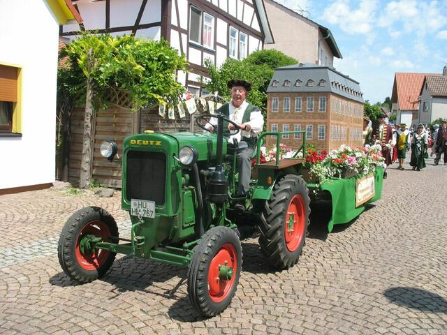 Das Langenselbolder Schloss wird vom Traktor gezogen