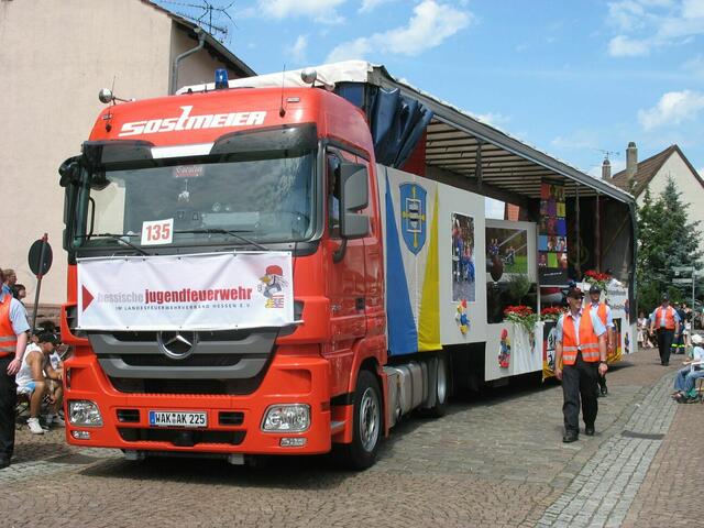 Die Jugendfeuerwehr kommt auf einem LKW aus Thüringen