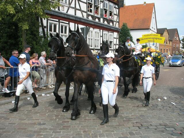 Kutsche mit Stadtallendorfs Hessentagspaar