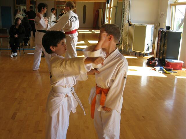 Die Kleinen bei Ausübung der Techniken