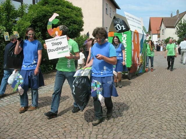 Greenpeace Marburg protestiert gegen den Ausbau des nahe gelegenen Kraftwerkes Staudinger