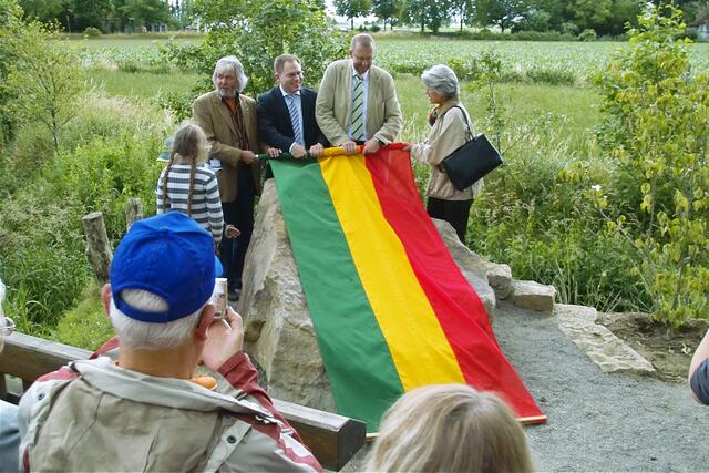 Der Ihmestein wird enthüllt