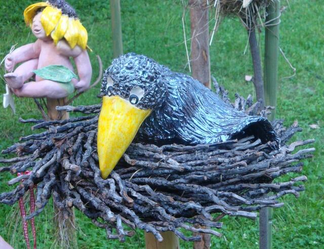 Der Rabe im Nest