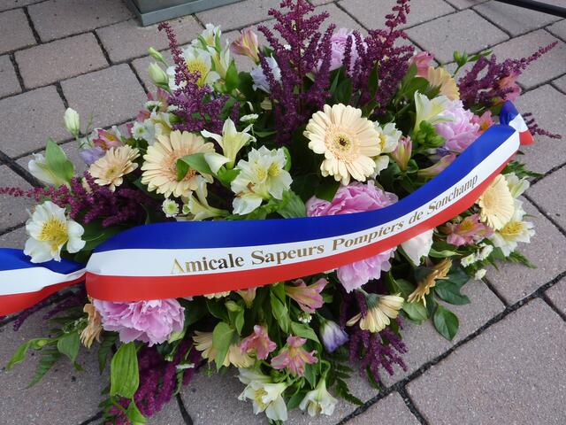 Blumen der Delegation aus der französischen Partnergemeinde SONCHAMP