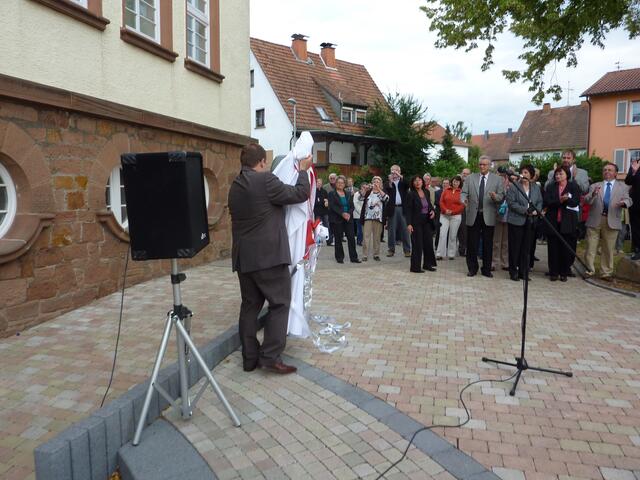 Gedenkstein-Enthüllung am Rathausvorplatz