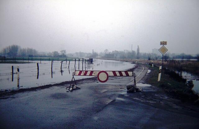 Hochwasser- B443 gesperrt