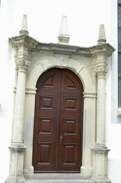 durch diese Kirchentür