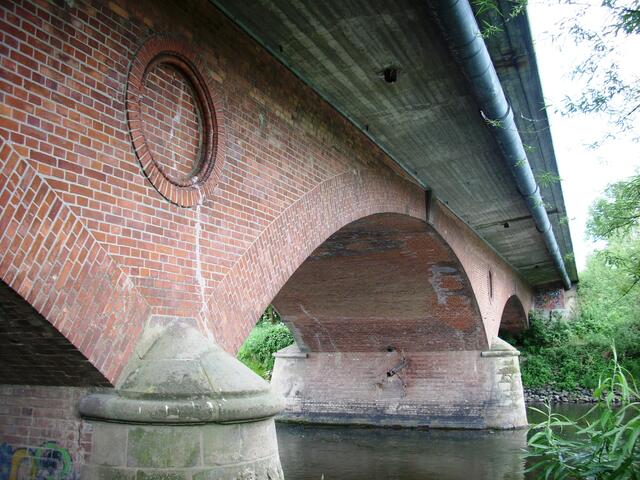 Stahlbetonplatte verbreitert die alte Brücke