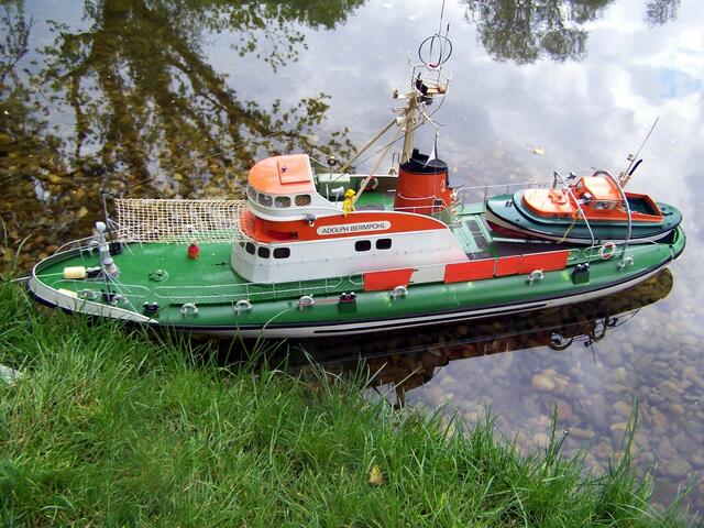 liegt auch noch eine große Yacht....