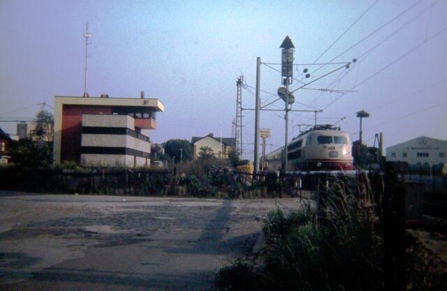 Warten vor der Schranke