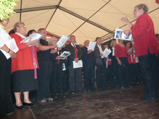 Chorleiterin Doris Menz & Jubiläumschor.