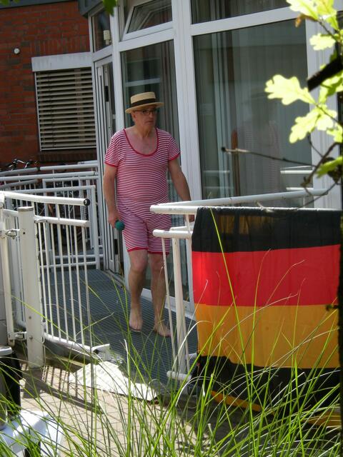 Heinz, verlässt das Altenheim, zum Baden.