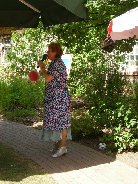 Putzfrau singt bei der Arbeit.