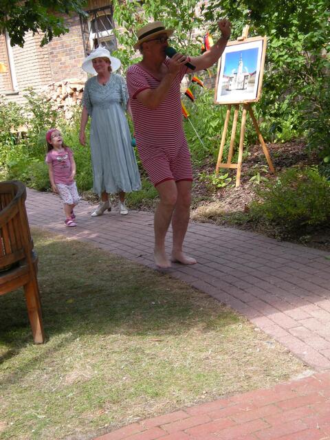 Mutter und Kind hinterher.