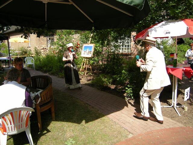 Sie müssten den Gesang mithören können.