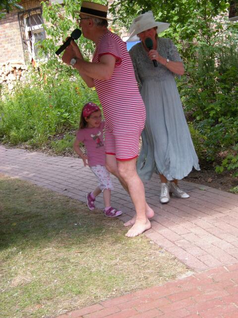 Komm nicht unter Heinz große Füsse Kleines.