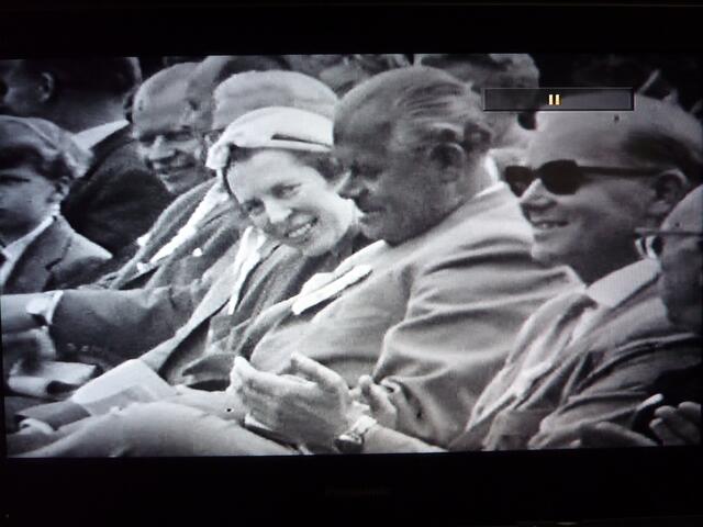 Frau von Petersdorff neben Innenminister Heinrich Schneider. Aus der DVD zum Jubiläum 2009: Fronhausen 850 & 800 Jahre. Art-and-Science-Film (35 Min.). 29. August 1959.