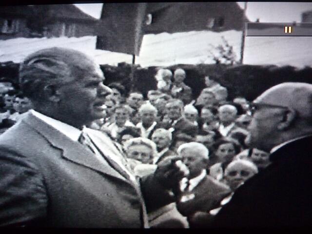 Heinrich SCHNEIDER - Hessischer Minister des Innern 1959. Rechts Probst Wilhelm WEBER, Pfarrer von 1929-1961 in Fronhausen. Momentaufnahme aus der DVD zum Jubiläum 2009: Fronhausen 850 & 800 Jahre. Art-and-Science-Film (35 Min.). 29. August 1959.