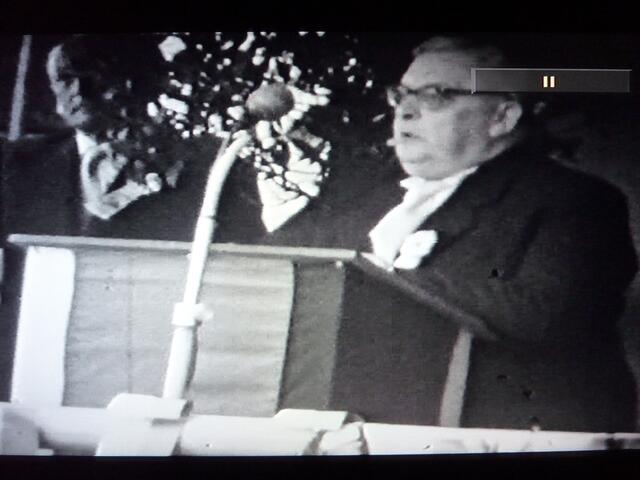 Bürgermeister ESCH vor 50 Jahren: Schnappschuss aus meiner DVD zum Jubiläum: Fronhausen 850 & 800 Jahre. Art-and-Science-Film (35 Min.). Mit Thilo von CZETTRITZ, Bauleiter der Mehrzweckhalle.
