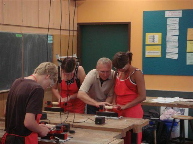 Handwerksmeister Erich Spreng berät Jasmin gerade, was sie beim Drechseln zu beachten hat