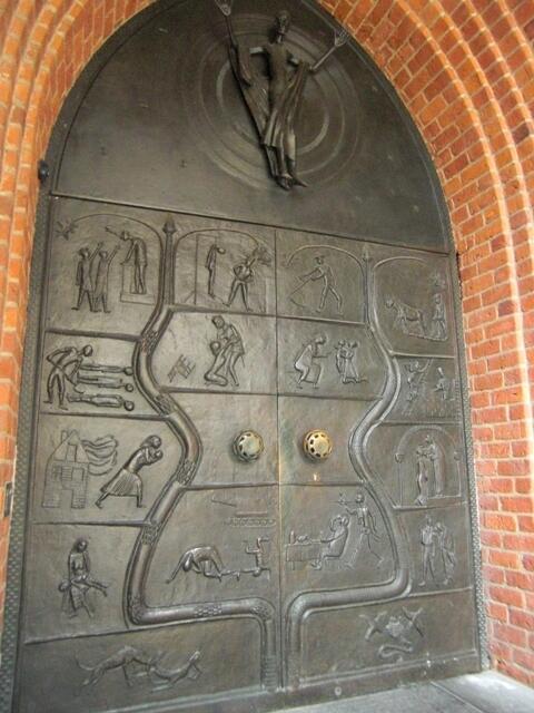 Diese Tür wurde der Kirche vom Rat der Stadt Hannover gestiftet - der Name : Concordia / Discordia
