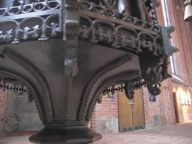 Unterhalb des Taufbeckens aus der Aegidienkirche, welches nach dem Krieg in den rechten Flügel der Marktkirche gebracht wurde