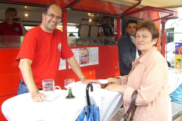 Hier bedient Mitorganisator Peter Schwindt selbst ...