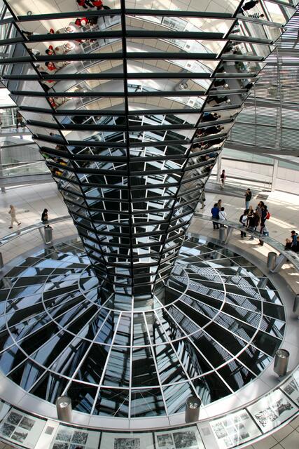 faszinierende Architektur im inneren der Kuppel des Plenarsales