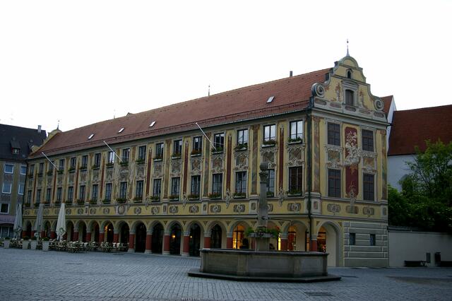 Südländisches Flair verbreiten die Arkaden des Steuerhauses