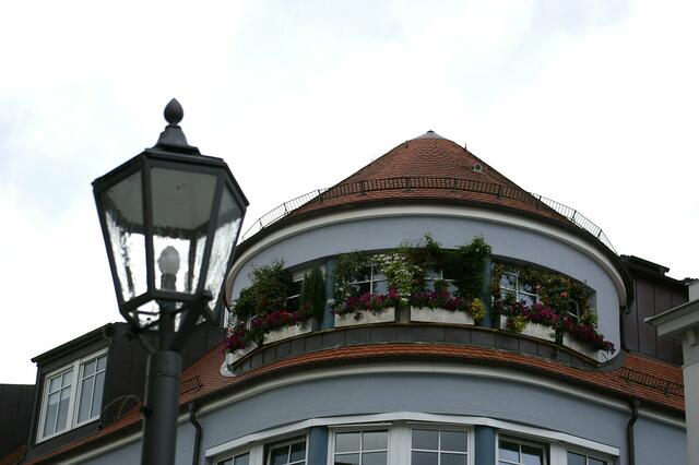 feudaler Balkon - und überall diese Lampen