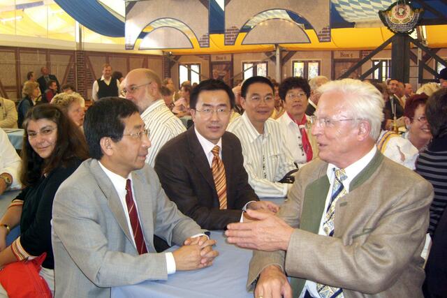 Gäste aus dem Chinesischen Konsulat mit 2. Bürgermeister Norbert Schwalber