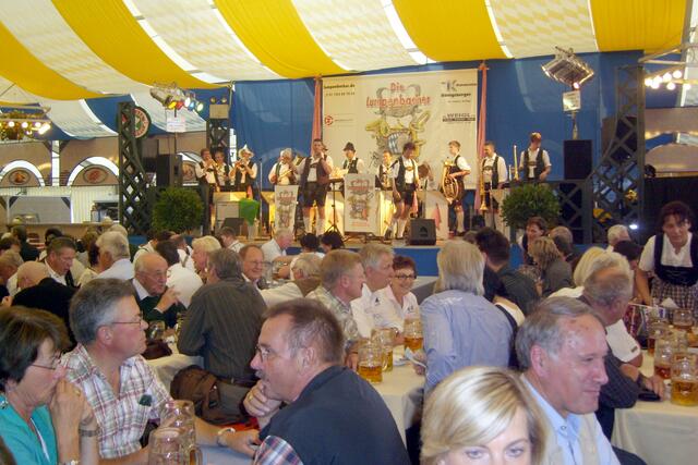 Gefülltes Festzelt ...
