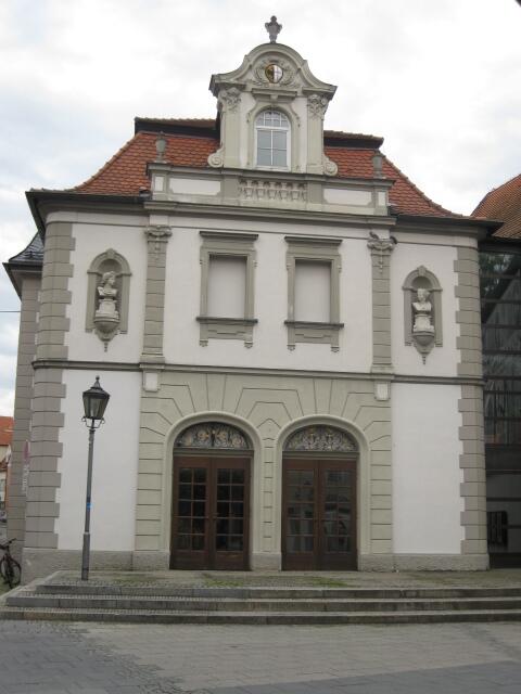 Der vornehme Bau im neubarocken Kleid des Theaters lässt nicht ahnen, dass sich auf diesem Areal früher das Elsbethenkloster befand.