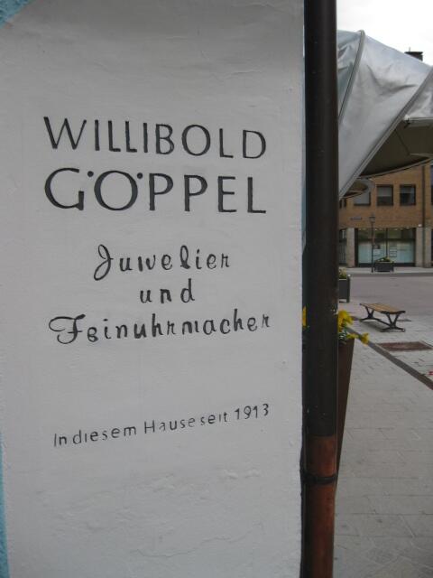 der hat tolle Werbung in seinen Fenstern