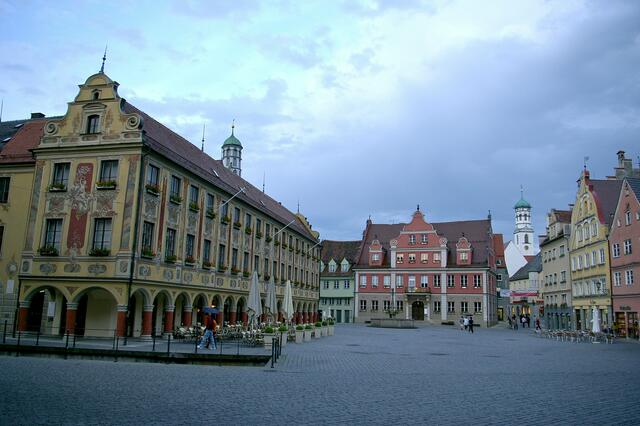 Das Steuerhaus mit seiner horizontalen Ausrichtung, als Gegenpol zum elegant aufsteigenden Rathaus, verbreitert den Marktplatz optisch.