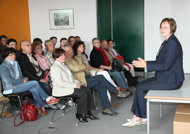 Gabriele Fograscher stellt sich den Fragen der Besuchergruppe
