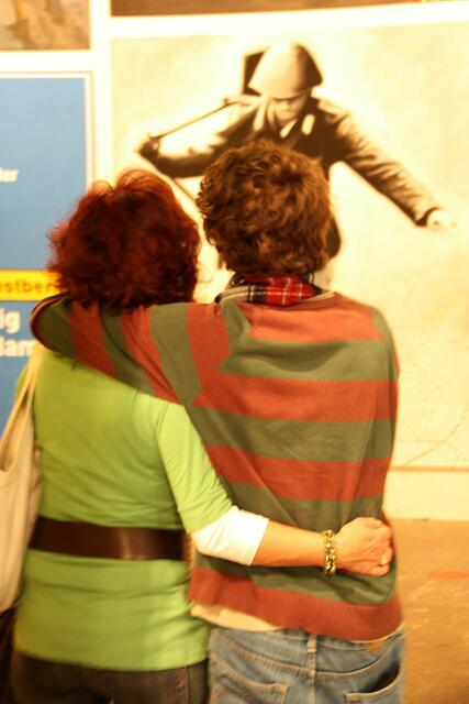 Nachdenklich, Mutter und Sohn in der Ausstellung Story of Berlin