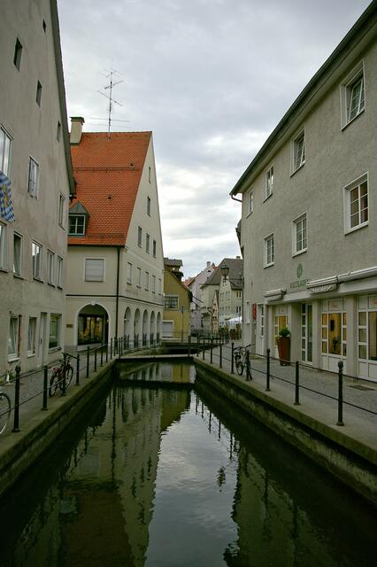 Als Grundlage der Wasserversorgung des Handwerks wurde bereits vor dem 12. Jahrhundert Wasser aus dem Benninger Ried in die Stadt umgeleitet.