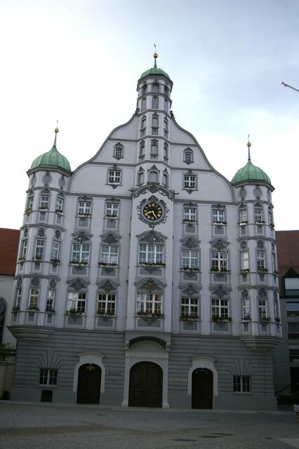 Die Vorderseite des 1589 errichteten Rathauses zeigt die Neugestaltung aus dem 18. Jahrhundert mit geschweiftem Giebel, feinem Stuck und den eleganten Türmen.