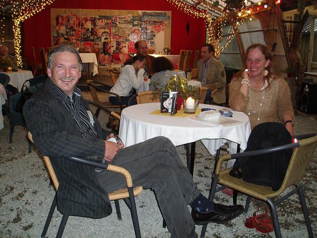 Wer ankommt, wird mit einem Drink im Cocktailbar belohnt. (Luis mit Hildegard Sprudelquell, die Schöpferin der Giraffe Monika.)