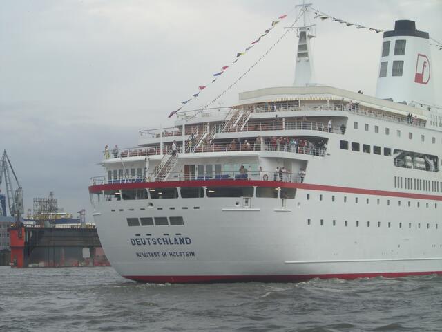 Crew und Gäste winken fröhlich