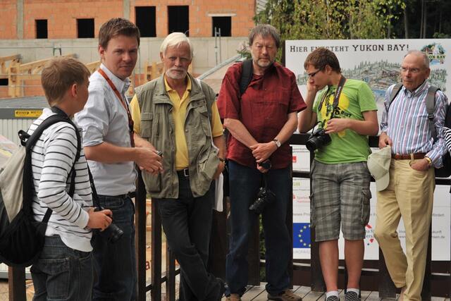 Dennis Höller, Scout-Chef des Zoos (2.v.l.), begrüßt seine Besucher auf der Baustellen-Plattform der Yukon Bay: Sascha Priesemann, Frank-Dieter Busch, Hans-Werner Blume, Niklas Fröhlich, Peter Reck