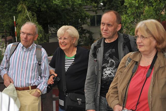 Dennis Höller weiß schon jetzt Begeisterung für das entstehende "Yukon Bay" zu wecken: Peter und Irmtraud Reck, Claus Stricks, Elisabeth Patzal
