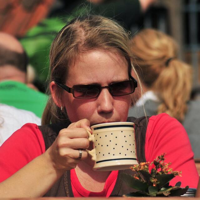 Gucken macht müde. Ein Pott heißen Kaffees auf Meyers Hof muntert wieder auf!