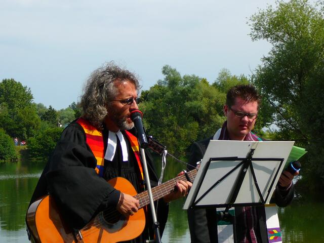 Laßt uns singen und fröhlich sein unter Gottes schönen Himmelszelt!