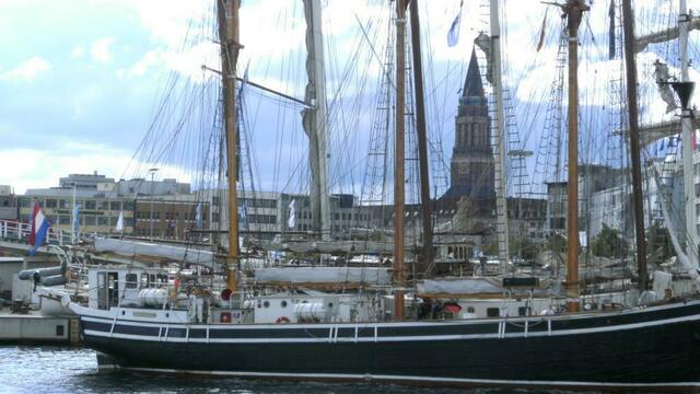 Schoner mit rathaus im Hintergrund