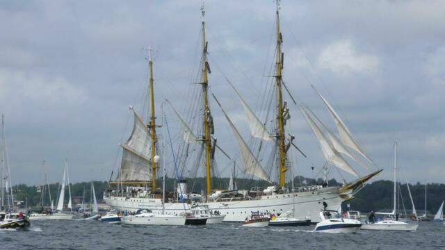 Die Gorch Fock führt die Windjammerparade an....